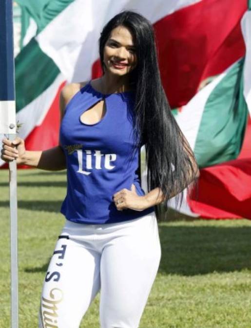 Otra sexy bella edecán an el estadio Yankel Rosenthal.