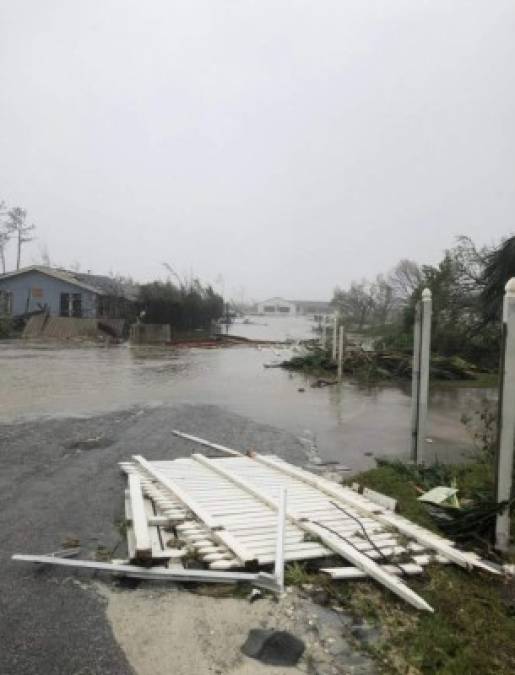 Según varios informe, grandes partes de las islas Ábaco están bajo agua y se han visto varios cuerpos flotando. El Centro Nacional de Huracanes de EEUU advirtió que continuarán enfrentando mareas de 5 a 7 metros y rachas de más de 350 km/hora, mientras el fenómeno pasaba por la isla Gran Bahama.