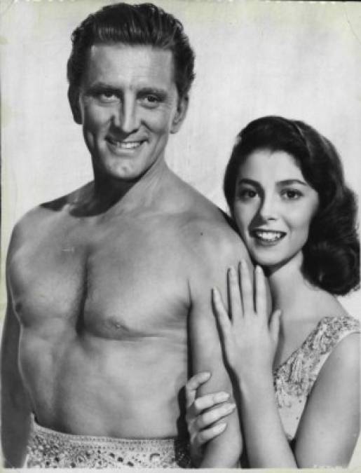 Kirk Douglas fue un mujeriego, considerado 'el casanova más grande de Hollywood'. 'Nunca conté a las mujeres que tuve. Las amo demasiado para eso', decía. Entre sus conquistas destacan Gene Tierney, Rita Hayworth, Marlene Dietrich, Pier Angeli, Joan Crawford, Ava Gardner ...