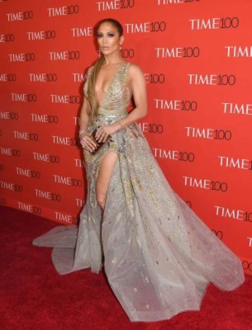 J Lo usó dorado de pies a cabeza, con un vestido de la colección Couture Primavera 2018 de Zuhair Murad, con un escote pronunciado y una abertura peligrosamente alta en el muslo.