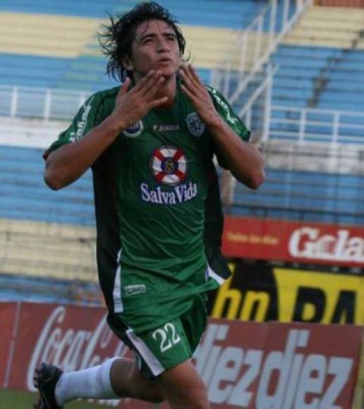 Luis 'Comayagua' López: El delantero hondureño está de regreso y a sus 36 años de edad busca una nuea oportunidad en el fútbol catracho. El ex jugador que destacó en su momento con Marathón, estaría cerca de firmar con el Brasilia de Río Lindo.
