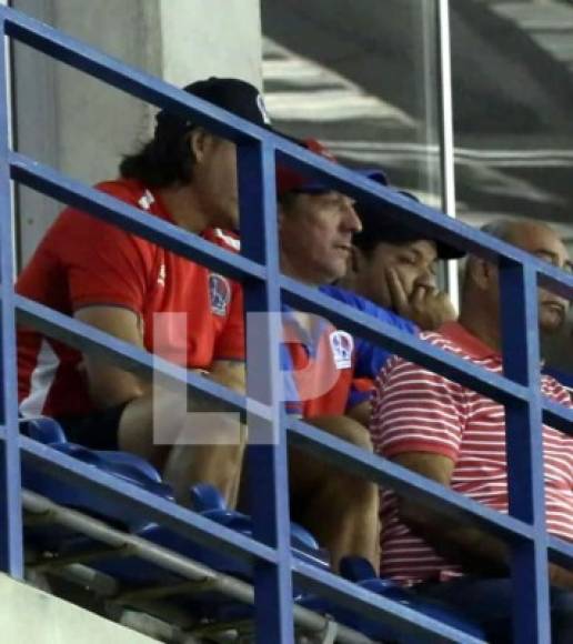 El entrenador del Olimpia, Pedro Troglio, y su asistente Gustavo Reggi, expulsados en el partido liguero contra Real España y suspendidos por cuatro partidos, estuvieron viendo el partido contra UPN en el palco del estadio Emilio Williams de Choluteca.