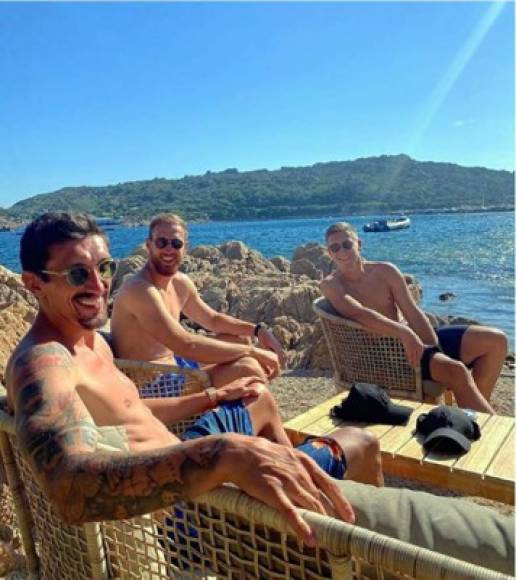 Jan Oblak luego ha compartido tiempo con sus compañeros en el Atlético, Stefan Savic e Ivan Šaponjić en Porto Cervo, Italia.