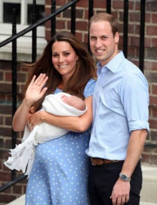22 de julio de 2013: Kate da a luz a su primer hijo. El príncipe George Alexander Louis pesó 8 libras y 6 onzas (3.8 kilogramos).<br/>