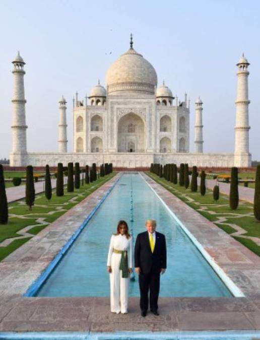 El presidente y la primera dama estadounidense posaron tomados de la mano frente al histórico monumento, cerrado al público por la visita de los Trump.