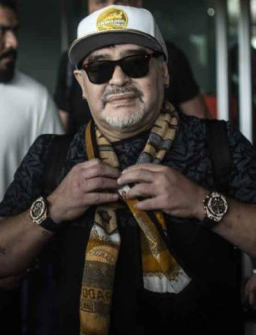 Diego Maradona siempre anda con dos relojes. En uno se marca la hora donde se encuentre, mientras que el otro indica la hora de su país natal, Argentina.