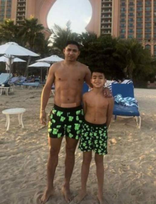Emilio Izaguirre junto a su amado hijo disfrutando de sus vacaciones.