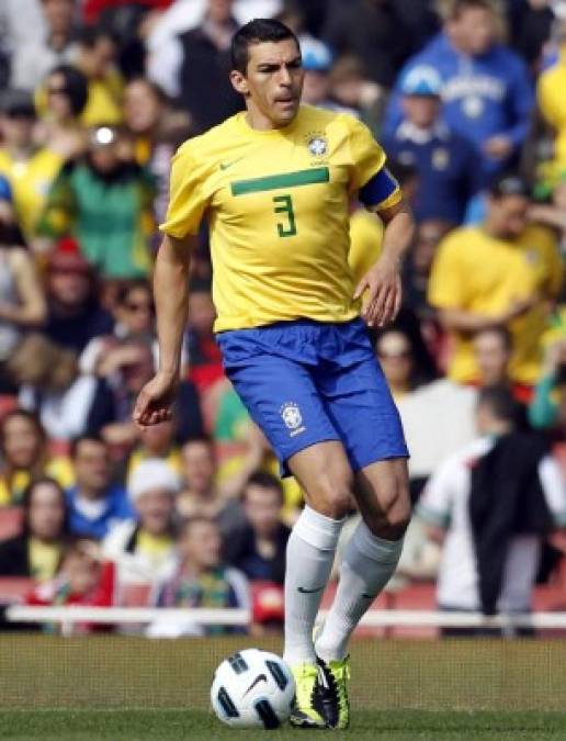 El defensor brasileño Lucio, campeón del mundo con la Seleçao en 2002, anunció que colgaba los botines, a la edad de 41 años, tras haber disputado las últimas dos temporadas en el Brasiliense, un equipo de cuarta división.<br/><br/>'Es un día especial para mí. Hoy pongo fin a mi carrera como atleta profesional del fútbol, con mucho orgullo y muy agradecido a Dios, a Brasil, a Rio Grande do Sul, a mi familia y a todos quienes durante todo este tiempo me apoyaron directa o indirectamente', declaró el ya exjugador a TV Globo.