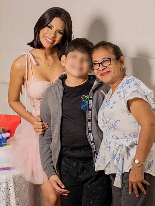 En la imagen de archivo se aprecia a Sheynnis Palacios con su hermanito y abuelita.