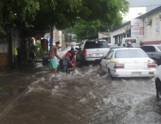 Destrucción, caos y congestionamiento deja lluvia en San Pedro Sula