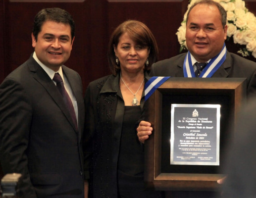 Congreso entrega premios a periodistas de Honduras