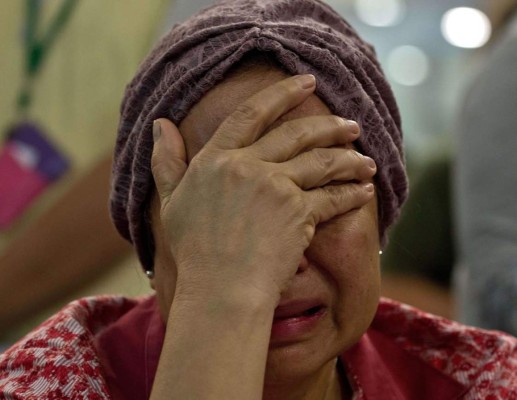 Familiares de los muertos del avión MH17 lloran por sus parientes
