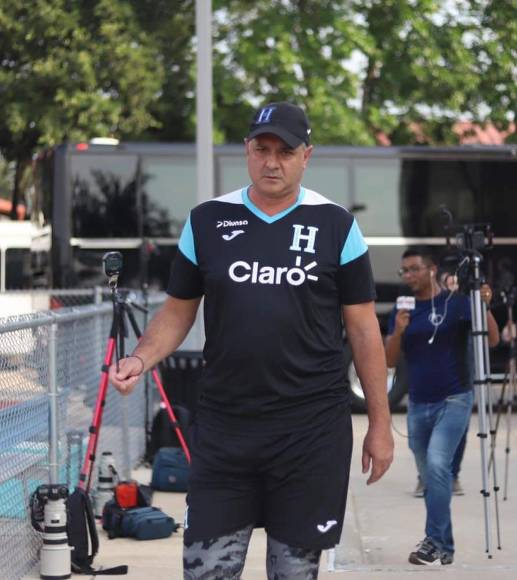 Diego Vázquez llegó con semblante serio y concentrado al antepenúltimo entrenamiento de la Selección de Honduras.