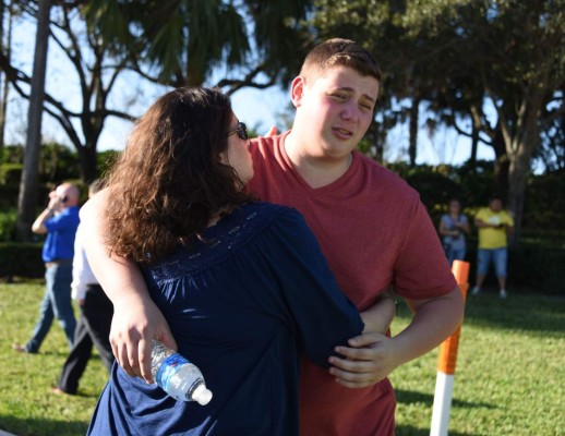 Luto y dolor en Florida tras masacre en colegio de Parkland