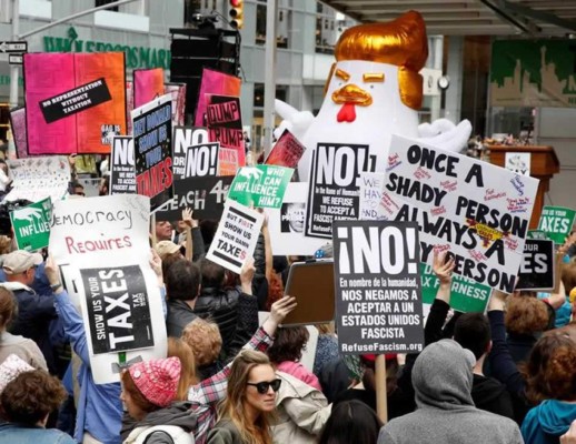 Miles de personas protestan en EUA para que Trump publique sus impuestos