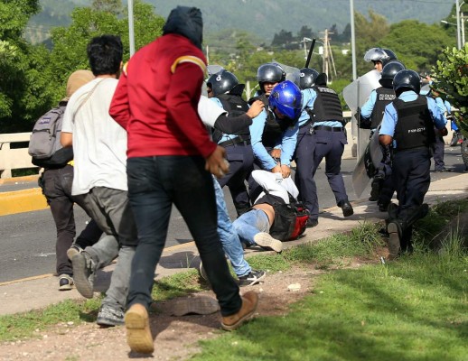 Estudiantes y policía se enfrentan en la Unah