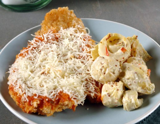 Milanesa parmesana con ensalada de palmitos