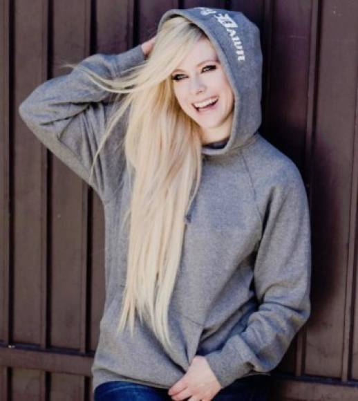 Avril publicó su último álbum en 2013, luego desapareció de la escena musical para iniciar su larga recuperación de la enfermedad de Lyme.