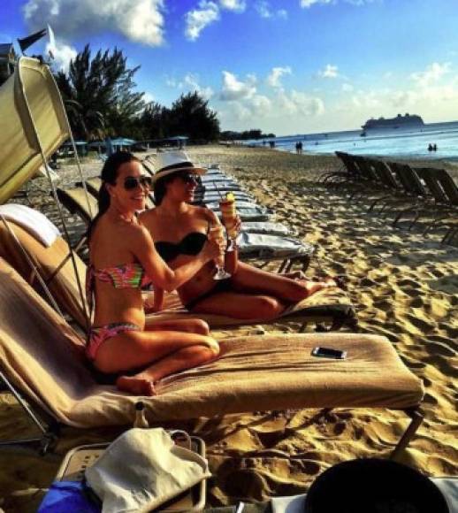 Las imágenes muestran a Molroney disfrutar de unas lujosas vacaciones en la costa Amalfitana con la actriz estadounidense que contraerá matrimonio el próximo sábado 19 con el príncipe Harry.