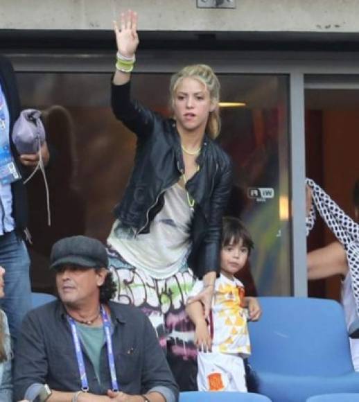 La colombiana acompañó a sus dos hijos Sasha y Piqué para presenciar el partido desde un palco especial para ella y su familia.