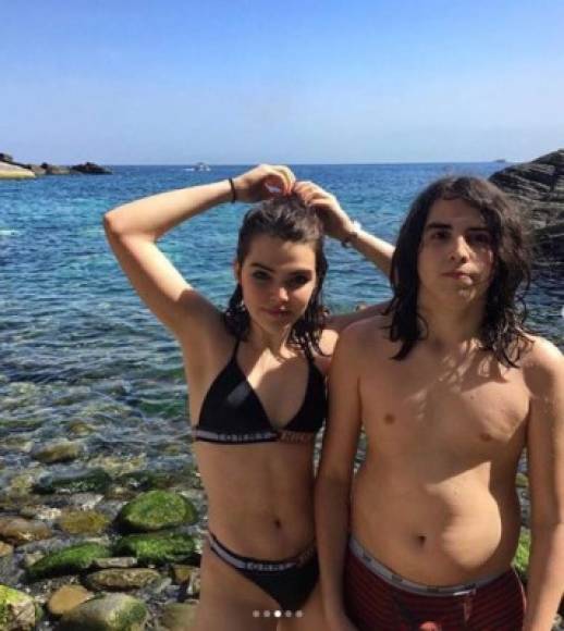 Al ser hija de Alfonso Cuarón ella y su hermano están constantemente rodeados de personalidades del mundo de Hollywood.<br/><br/>De hecho, Tess Bu es una gran amiga de Valentina Paloma Pinault, hija de Salma Hayek, pues a menudo suben fotografías juntas en la que también aparece la veracruzana.