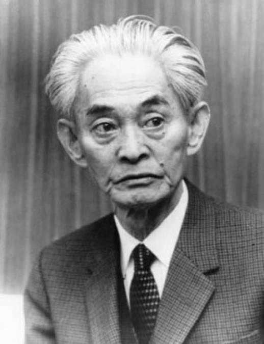 Yasunari Kawabata (14 de junio de 1899- 16 de abril de 1972). Fue un escritor japonés.Es considerado uno de los autores más importantes de su país en el siglo XX. Además, fue el primer japonés en obtener el premio Nobel de Literatura en 1968. Tras su suicidio se publicó su biografía ficticia El maestro de Go. Algunas de sus obras: La bailarina de Izu (1926), La pandilla de Asakusa (1930), Sobre pájaros y animales (1933).