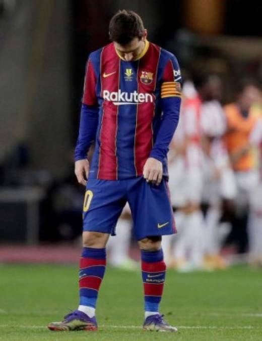 Messi estaba cabizbajo, decepcionado tras su expulsión y derrota en la final de la Supercopa de España.