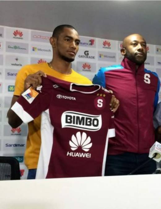 Jerry Bengtson no regresará a Honduras, al menos dentro de un año. Y es que el delantero hondureño ha sido presentado como nuevo fichaje del Deportivo Saprissa de Costa Rica. Firmó por un año con los morados.