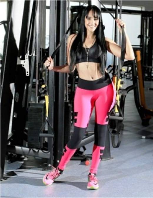 Ximena dedica horas en el gimnasio para mantener su figura ya que es modelo ahora.