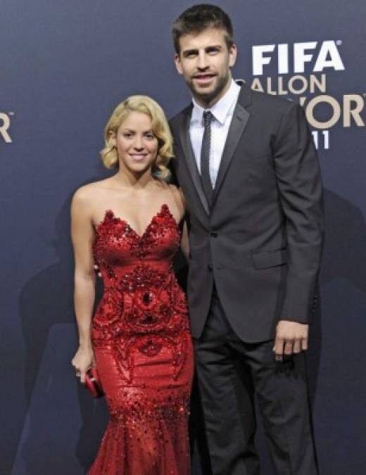 Increíblemente Shakira es pareja de uno de los hombres más altos del fútbol, Gerard Piqué, quien mide 1,94 metros de estatura.<br/><br/>A la estrella de Barranquilla le ayuda mucho usar tacones para ponerse un poco a la altura corporal de su amado.