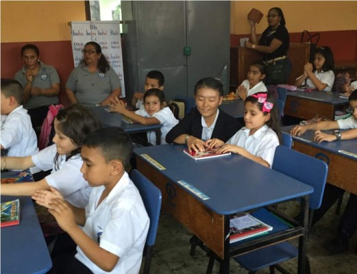 Voluntaria japonesa capacita a maestros hondureños en matemáticas