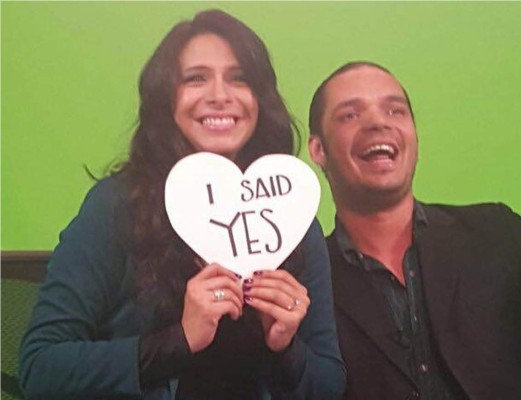 Presentadora hondureña recibe propuesta de matrimonio en vivo
