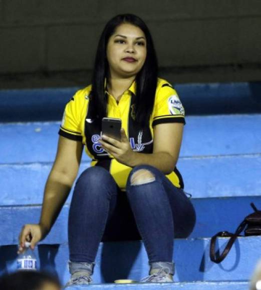 Una guapa aficionada del Real España en las gradas del estadio Morazán.