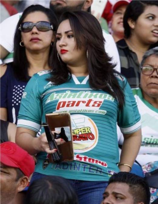 Bellas aficionadas del Platense apoyaron a su equipo en el estadio Excélsior.