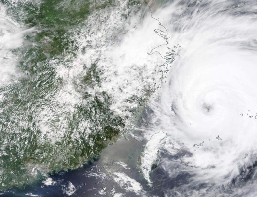 China se prepara para el tifón In-Fa mientras limpia los daños de las inundaciones  