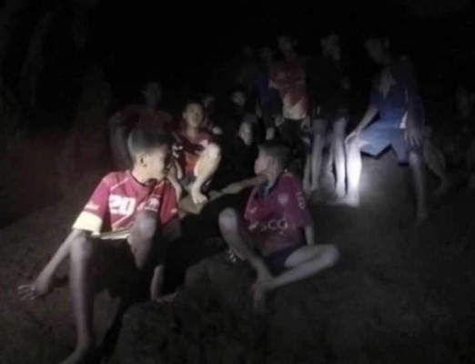 Revelan detalles de cómo hicieron los niños para sobrevivir en la cueva de Tailandia