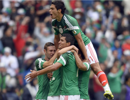 México golea a Nueva Zelanda y pone un pie en el Mundial de Brasil