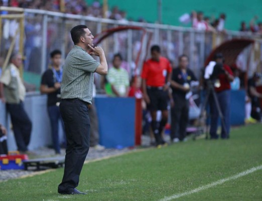 Javier Delgado estuvo dando instrucciones a sus jugadores en el último partido disputado en San Pedro Sula en el estadio Morazán contra Olimpia.