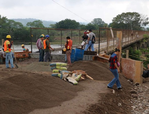 Sigue cerrado paso en Santa Rita