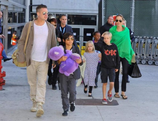 Angelina Jolie y Brad Pitt junto a sus hijos, cuando aparentaban ser una familia feliz.