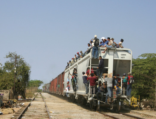 Matan a migrante hondureño por no pagar la cuota en el tren de México