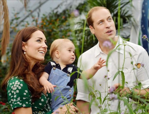 Catalina y el príncipe Guillermo presentan a su hija recién nacida