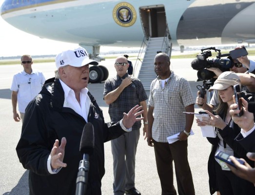 Trump reafirma en Florida que necesita un muro en la frontera