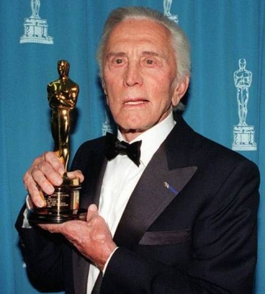 Después de varias nominaciones por la Academia en la categoría a mejor actor, Kirk Douglas se consoló en 1996 con un Óscar honorífico a toda su carrera.