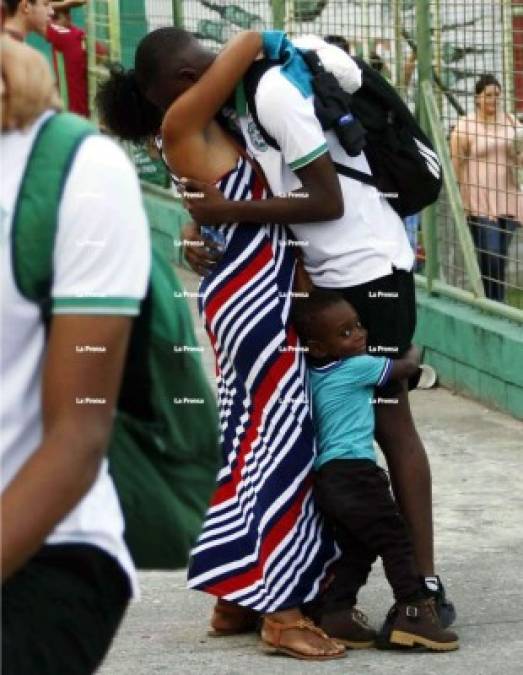 El joven atacante Jeffry Miranda rompió a llorar de emoción y alegría tras abrazarse con su madre.