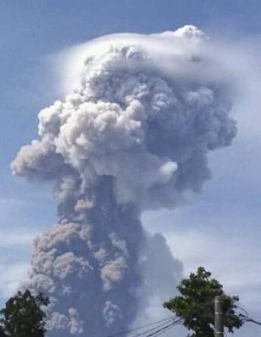 El Sotupan emitió una columna de humo y ceniza de 4.000 metros de altura que se desplaza hacia el oeste del volcán, donde las autoridades han establecido un radio de seguridad de 4 kilómetros alrededor del cráter, indicó la agencia de prevención de desastres, BNPB.