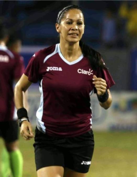La árbitro hondureña Shirley Perelló estuvo en el partido Real España-Vida.