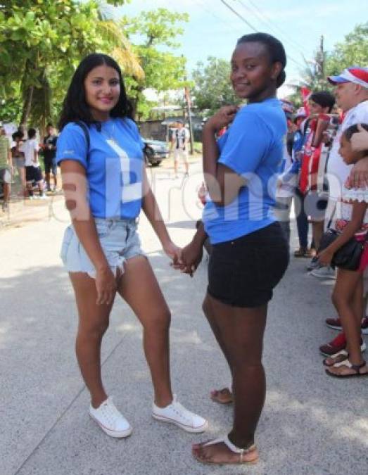 Las jovénes engalanaron el partido entre Galaxy vs Olimpia en Roatán.