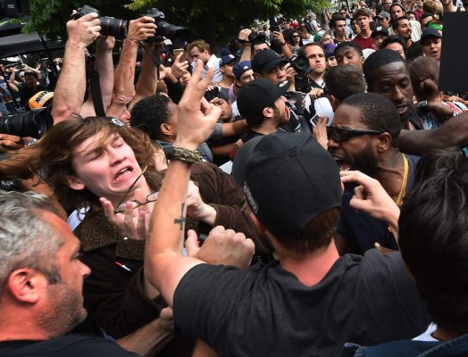 Manifestantes se enfrentan en un acto de Trump en California