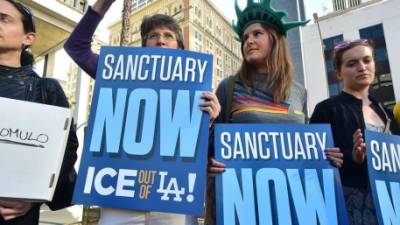 Activistas exigen al ICE salir de California.